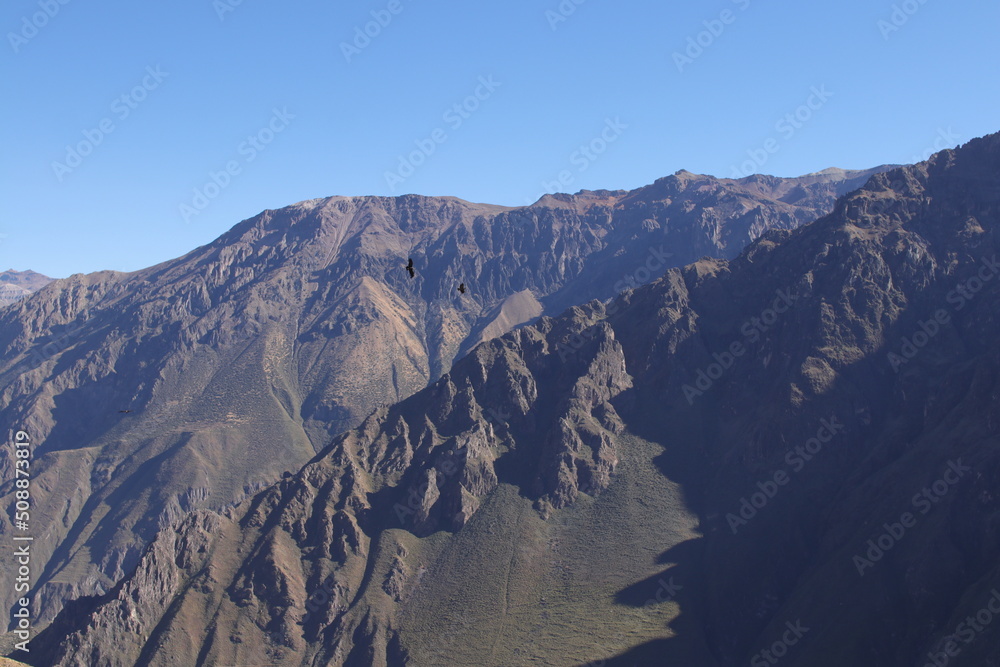 Montañas y paisajes naturales en la sierra peruana 