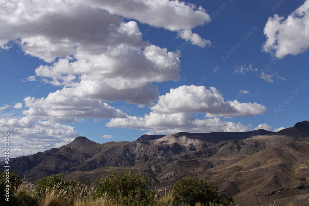 Montañas y paisajes naturales en la sierra peruana 