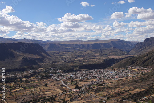 Montañas y paisajes naturales en la sierra peruana 