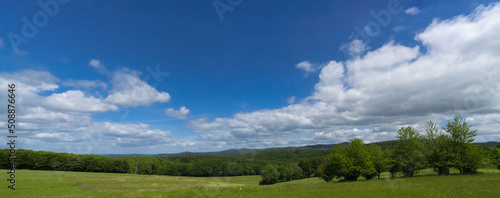 青空の下の大草原、天気の良い田園風景、ヨーロッパに広がる自然な丘陵地、