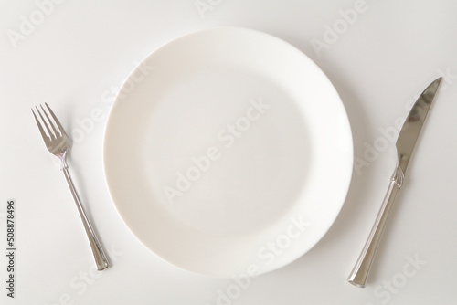 真っ白なお皿とナイフとフォーク