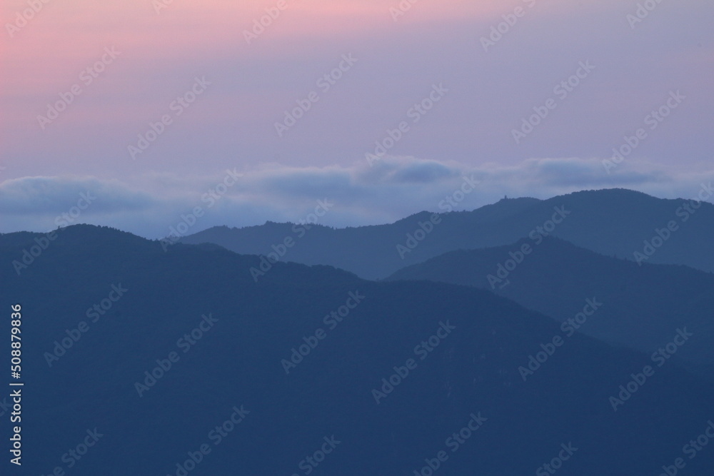 Obraz premium 津田山からの湖西の山の夕景