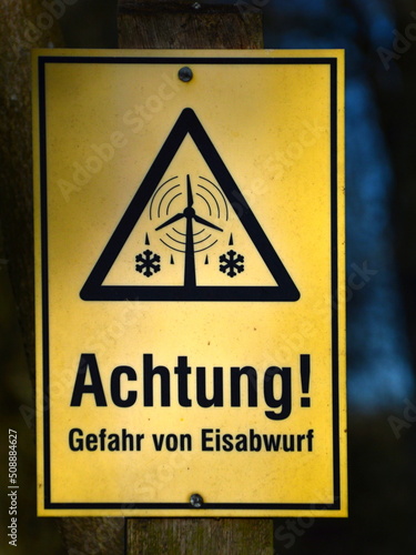 Schild Achtung Eisabwurf an einem Windrad in der Lüneburger Heide