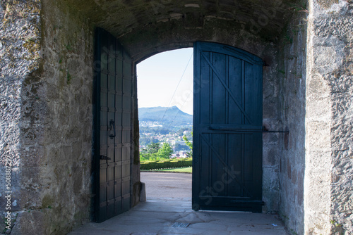 Puerta de muralla de una fortaleza antigua.