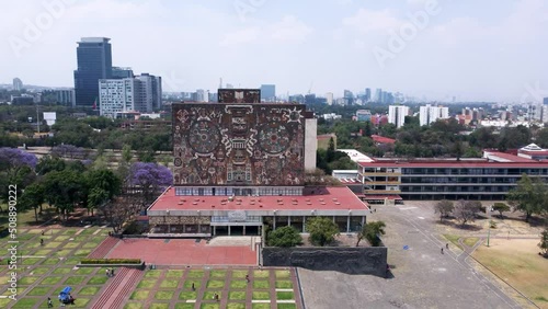 Hermosa toma aérea de la Biblioteca de la Universidad Nacional Autónoma de 
México tomada desde un Drone con una resolución 4K, al fondo se ve los edificios de la Ciudad de México photo