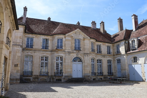 Maison typique, vue de l'extérieur, village de Semur en Auxois, département de la Côte d'Or, France © ERIC