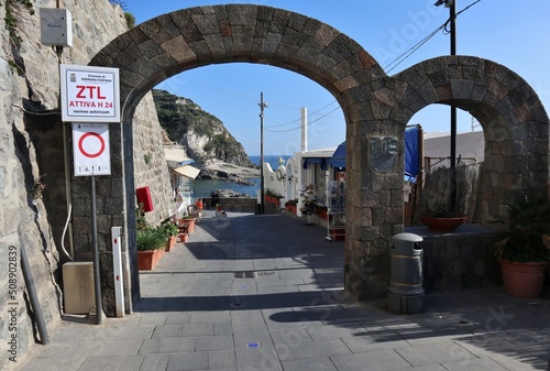 Obraz na płótnie Sant'Angelo d'Ischia - Ingresso al borgo w salonie