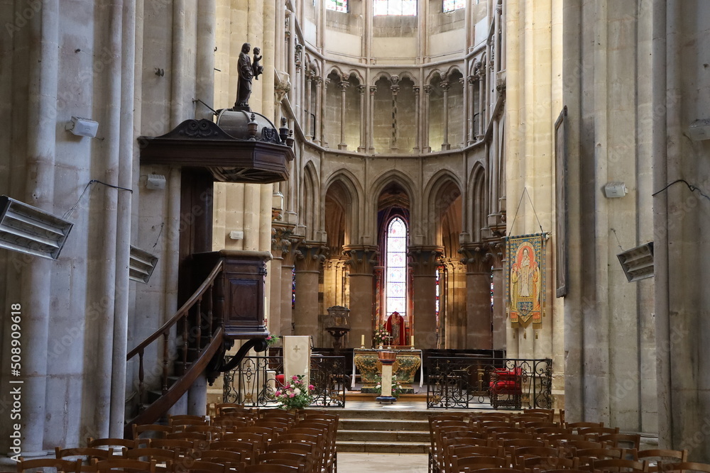 L'église collégiale Notre Dame, intérieur de l'église, village de Semur