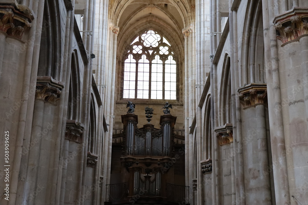 L'église collégiale Notre Dame, intérieur de l'église, village de Semur en Auxois, département de la Côte d'Or, France