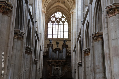 L   glise coll  giale Notre Dame  int  rieur de l   glise  village de Semur en Auxois  d  partement de la C  te d Or  France