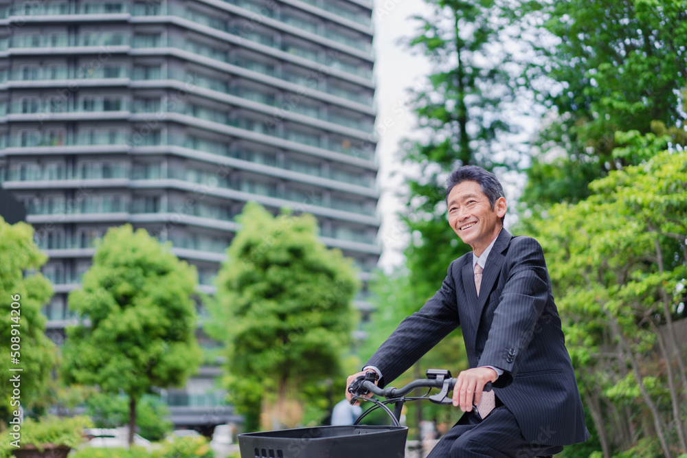自転車通勤をする高齢のビジネスマン 自転車通勤をする高齢のビジネスマン