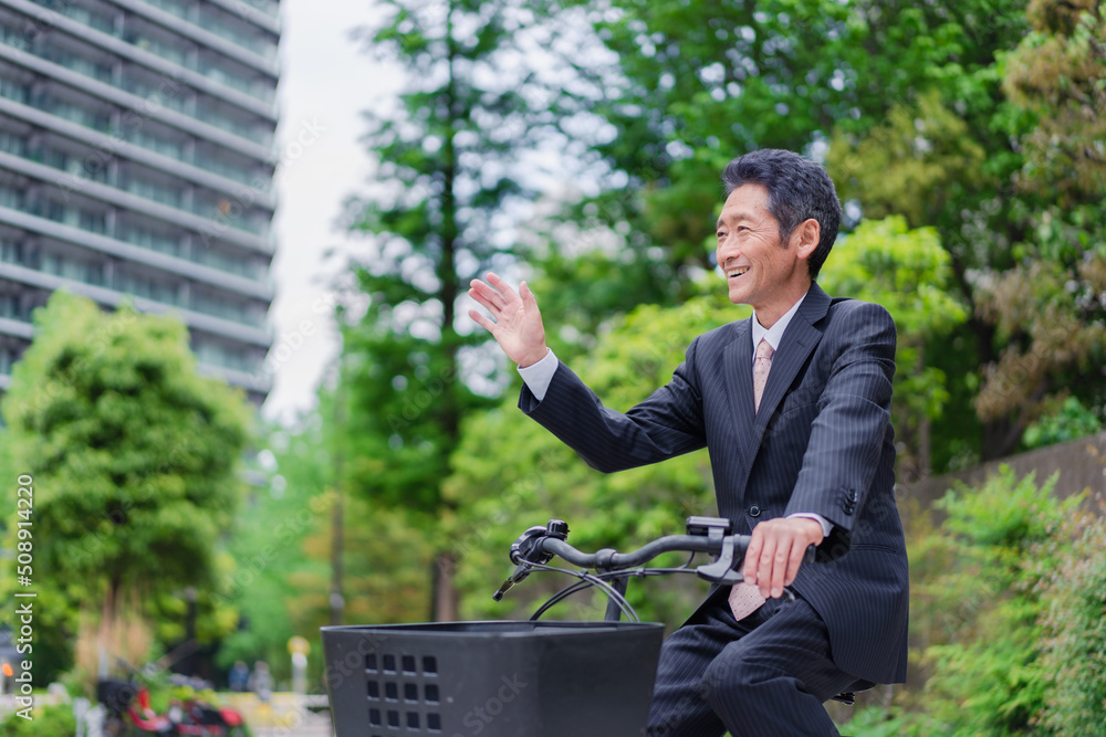 自転車通勤をする高齢のビジネスマン 自転車通勤をする高齢のビジネスマン