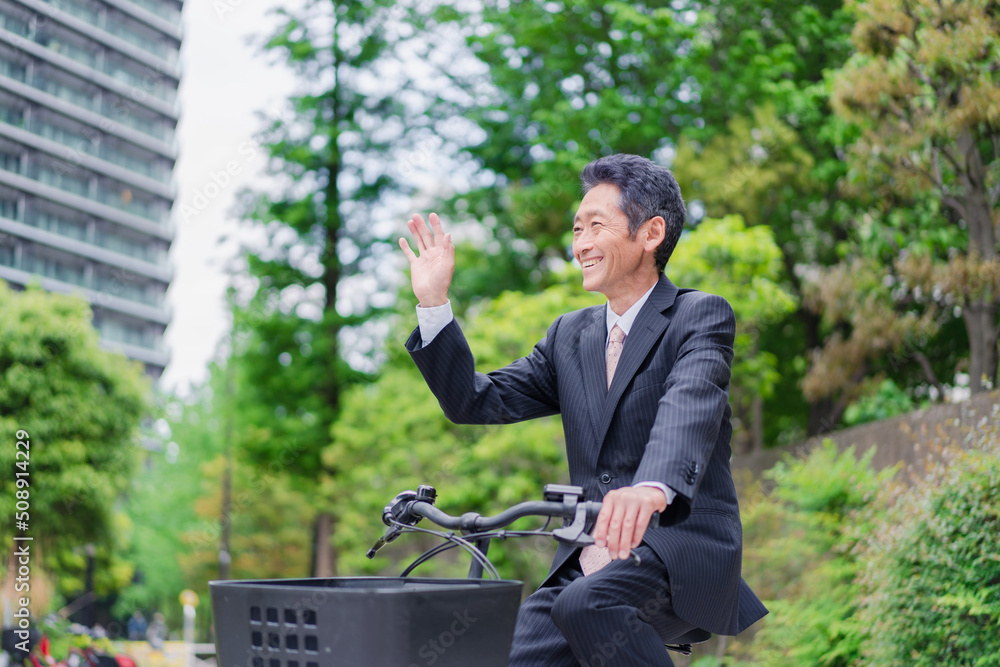 自転車通勤をする高齢のビジネスマン 自転車通勤をする高齢のビジネスマン