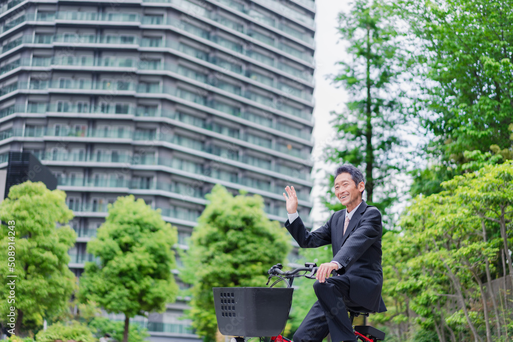 自転車通勤をする高齢のビジネスマン 自転車通勤をする高齢のビジネスマン