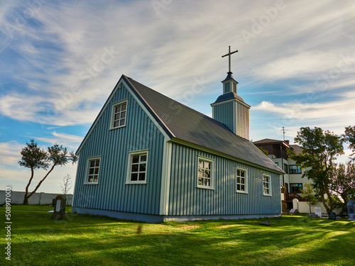 Tipica iglesia de Islandia ubicada en lago Myvatn