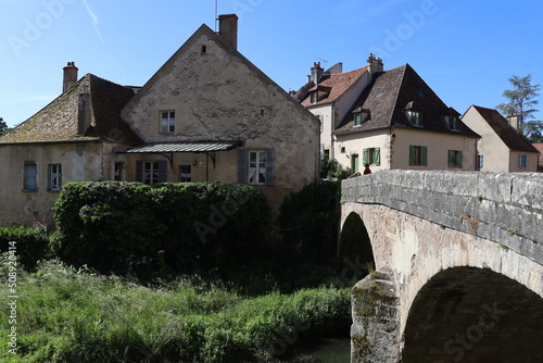 Le pont Pinard sur la rivière Armance, village de Semur en Auxois, département de la Côte d'Or, France
