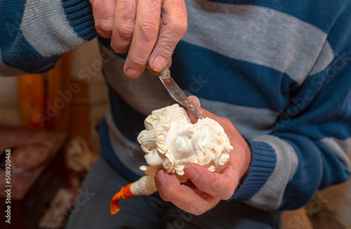 Valokuva Craftsman hand works to create Tobacco pipe from meerschaum - Eskisehir, Turkey