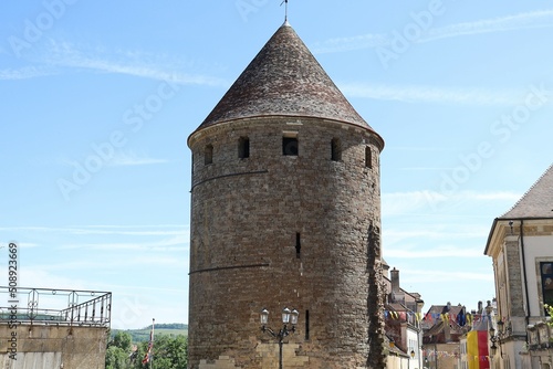 Tour médiévale de la forteresse, village de Semur en Auxois, département de la Côte d'Or, France