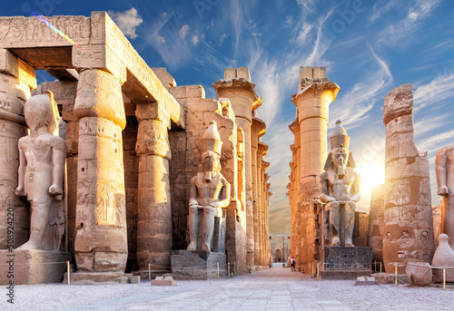 Fotografia Columns and statues of the Luxor temple main entrance, first pylon, Egypt