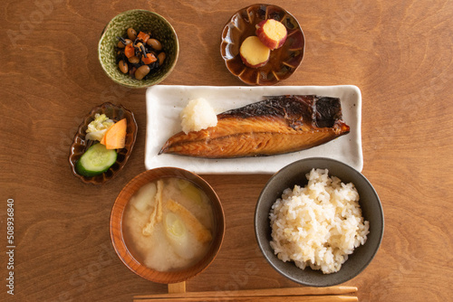 一汁三菜スタイルの健康的な日本の伝統的朝食。