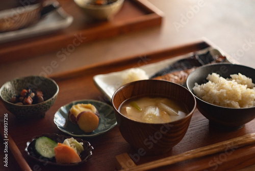 一汁三菜スタイルの健康的な日本の伝統的朝食。
