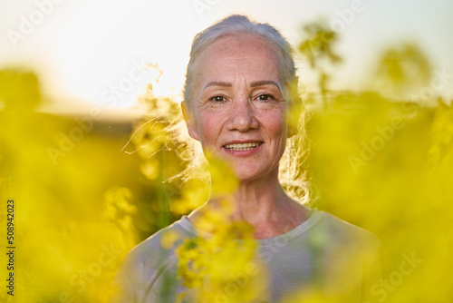 Valokuva Senior woman in a canola field