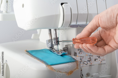 Repair and adjustment of a sewing machine or overlock with a screwdriver