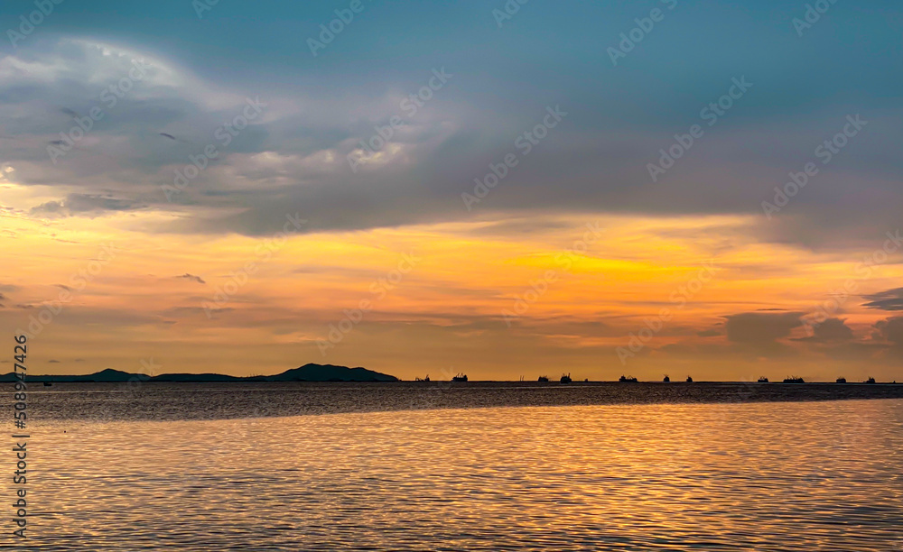 Obraz premium The red clouds at sunset look beautiful in the evening. ocean landscape