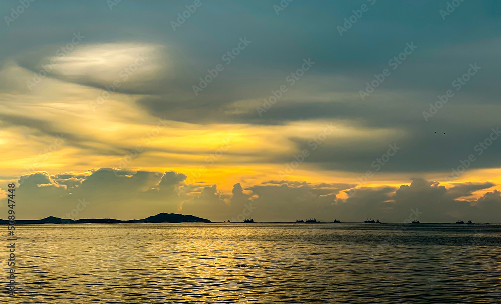 Obraz premium The red clouds at sunset look beautiful in the evening. ocean landscape