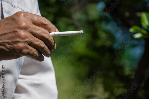 A man smoking a cigarette between work. 作業の合間にタバコを吸う男性