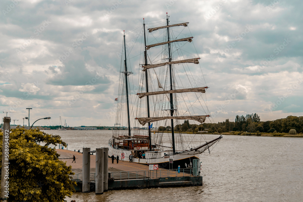Photos of a trip through different European cities, from a tourist's point of view. In the photos you can see famous streets and places in Venice, Madrid, Amsterdam, Florence, Prague, Munich, Berlin, 