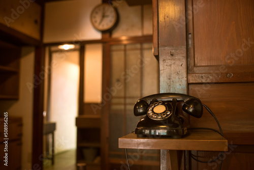 古民家に置かれたダイヤル式の黒電話　昭和レトロ　Black retro telephone in old Japanese house