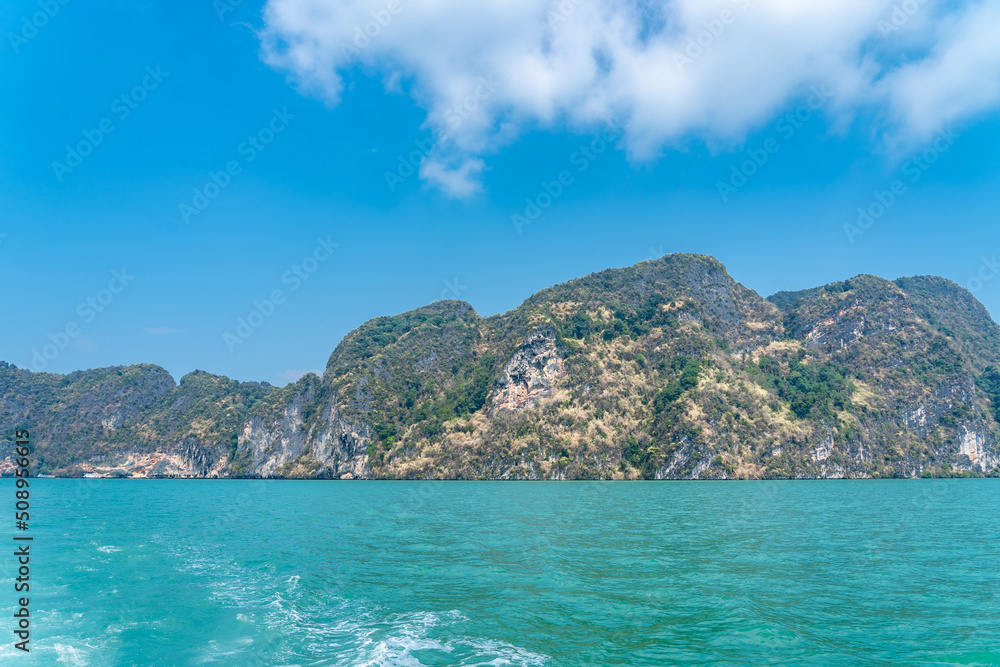 Naklejka premium Traveling with the view of Pileh Lake in Phi Phi Ley Island of the Andaman Sea, Krabi and Phuket provinces of Thailand. suitable for travel Famous for snorkeling, for outdoor summer vacation trips.