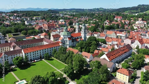 Luftbild von Kempten mit Basilika Sankt Lorenz bei schönem Wetter 