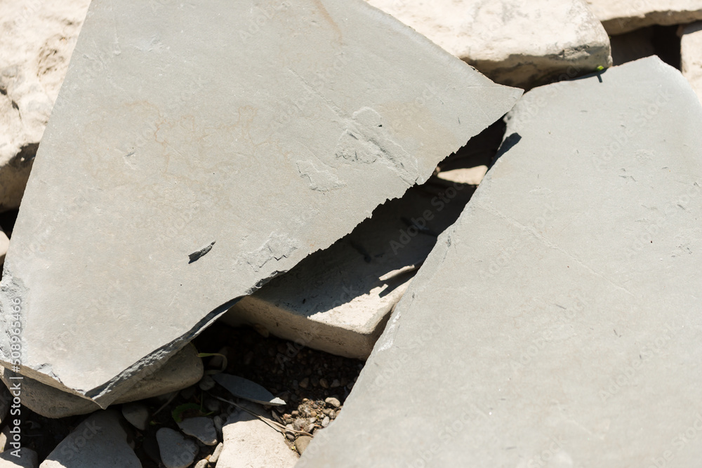 Obraz premium sharp slate stone split in two