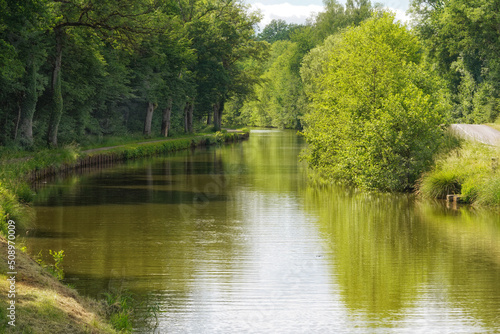 Der Kanal des Canal du Vosge im Fr  hling 