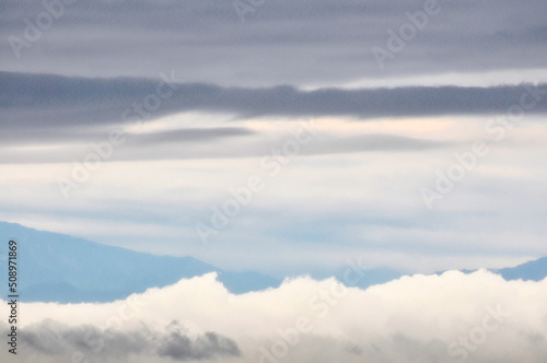 clouds over the mountains © 曹宇