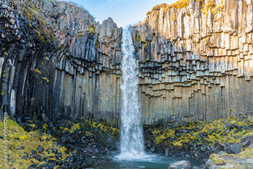 der ber  hmte Wasserfall Svartifoss auf Island  in der n  he des Skaftafell  Gletscher