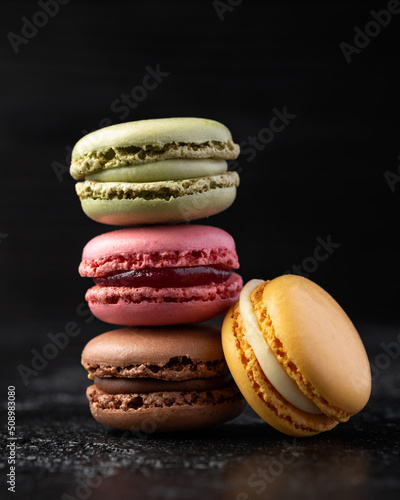 Foto Homemade macarons chocolate, pistachio, lemon and raspberry french sandwich cook