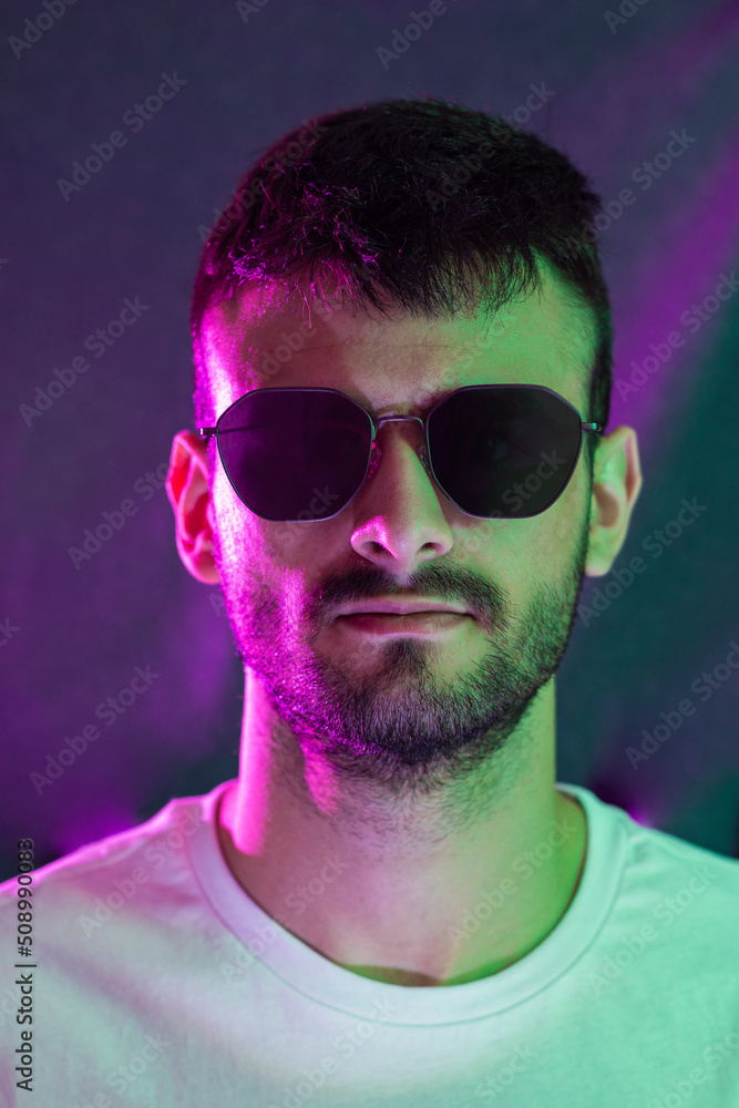 Obraz premium A man with sunglasses in front view