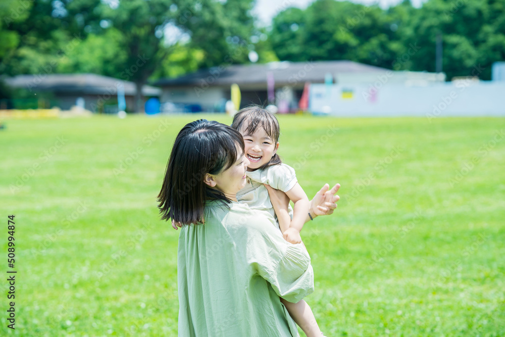 Fototapeta premium 公園でハグする親子