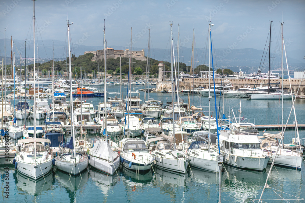 Le port d'Antibes sur la Côte d'Azur avec ses voiliers et ses yachts de luxe au pied du fort carré, ouvre de Vauban
