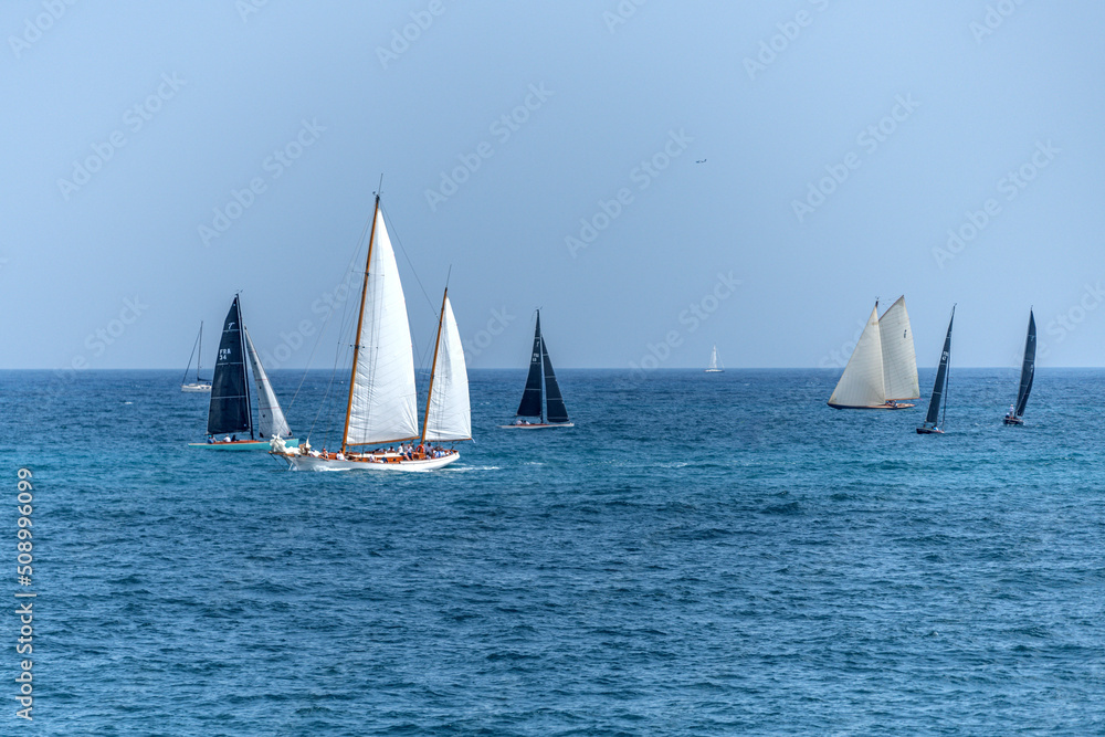 Voiliers en mer lors d'une régate sur la Côte d'Azur à Antibes
