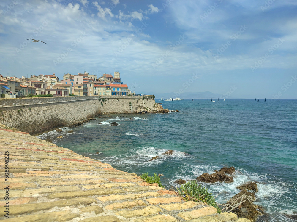 Paysage de bord de mer avec des voiliers et des yachts devant les remparts de la vieille ville d'Antibes sur la Côte d'Azur