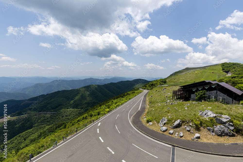 Fototapeta premium 四国カルスト（愛媛県久万高原町、高知県檮原町）