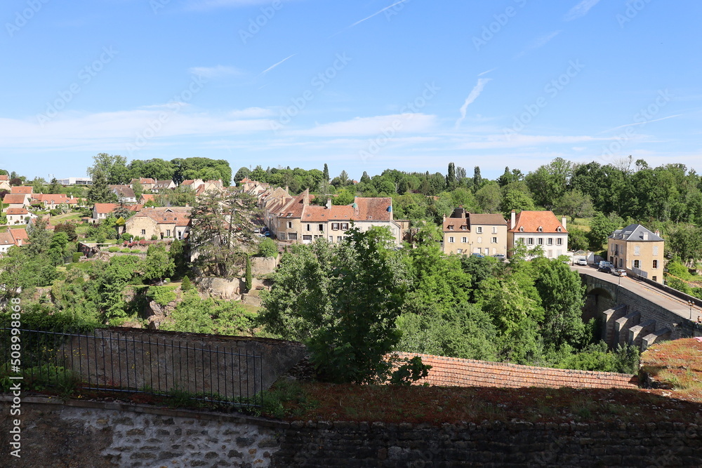 Vue d'ensemble du village, village de Semur en Auxois, département de la Côte d'Or, France