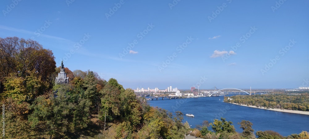 Obraz premium City in the palm of your hand. Beautiful view of Kyiv. Many houses, embankment. Photo from the bridge.