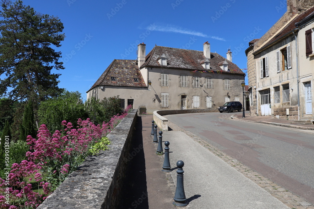 Entrée de Semur en Auxois par le pont Joly, village de Semur en Auxois, département de la Côte d'Or, France