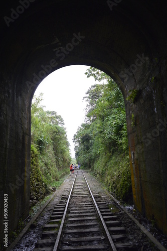 Saída do túnel pelos trilhos do trem
