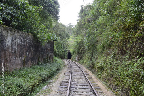 Caminho dos trilhos até o túnel